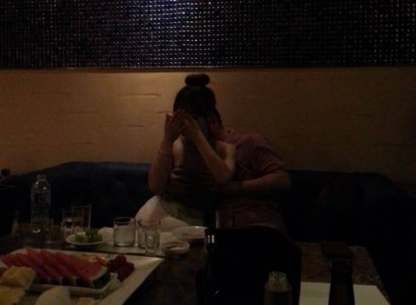룸아가씨가슴만지고있는사진.jpg