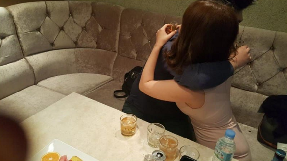 룸에서러브샷하는사진.png